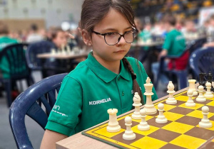 Dziewczynka gra w szachy.