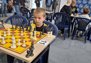 Chłopiec gra w szachy.