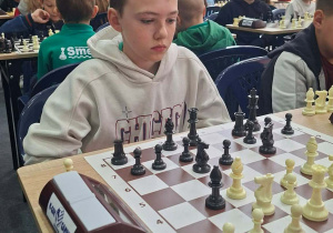 Chłopiec gra w szachy.