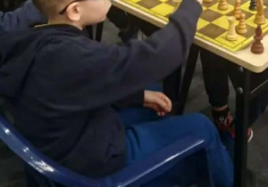 Chłopiec gra w szachy.