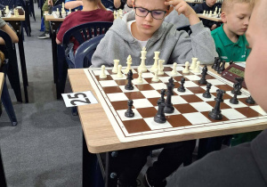 Chłopiec gra w szachy.