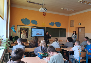 Kobieta z Chile prowadzi zajęcia z języka angielskiego w ramach odwiedzin.