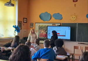 Kobieta z Chile prowadzi zajęcia z języka angielskiego w ramach odwiedzin.