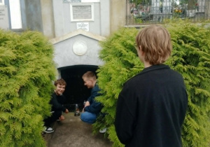 Uczniowie przed grobem Zofii Urbanowskiej