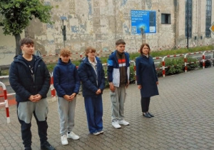 Delegacja wraz z dyrektorką przed popiersiem Zofii Urbanowskiej