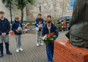 Składanie kwiatów przed popiersiem Zofii Urbanowskiej