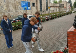Składanie kwiatów przed popiersiem Zofii Urbanowskiej