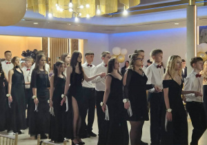 Ósmoklasiści tańczą poloneza
