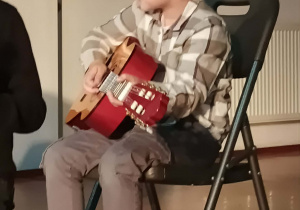 Chłopiec gra na gitarze