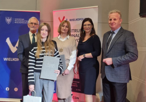 Dziewczynka z opiekunką i organizatorami konkursu