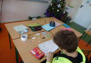 Uczeń robi kartkę świąteczną